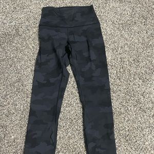Wunder under size 4 camo leggings